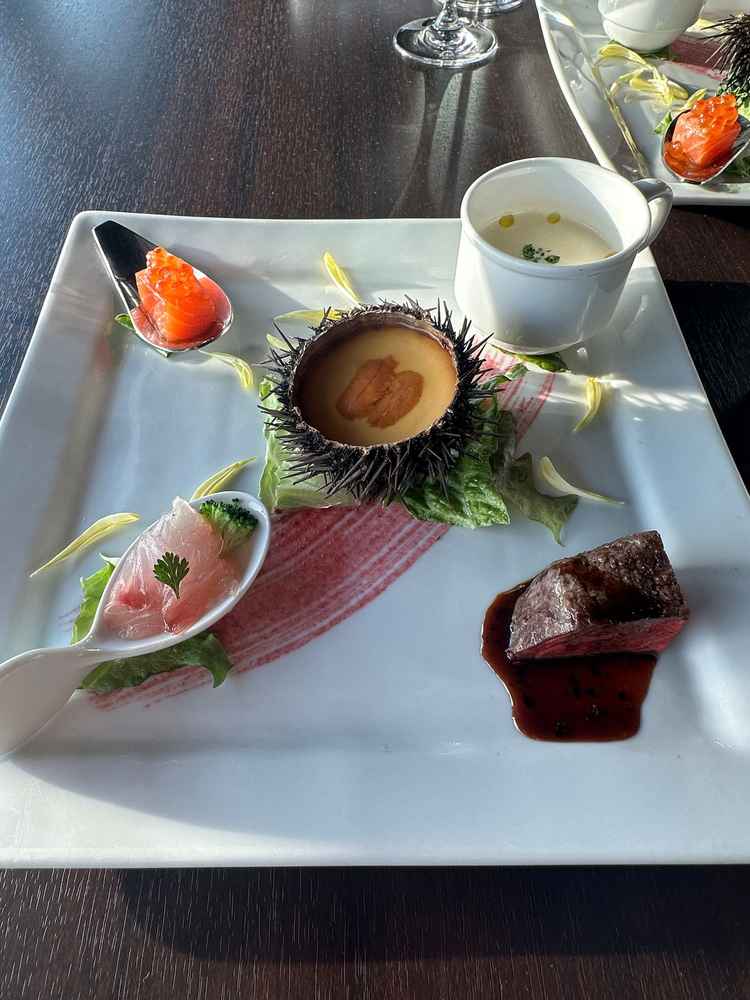 試食メニューの写真。美味しく、見た目も華やかで実際の披露宴でも出席者が楽しめそうなメニューだった。