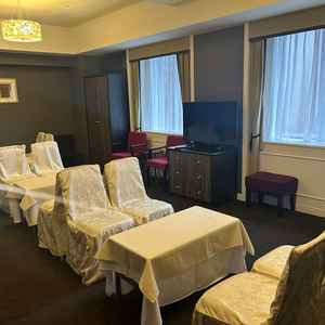 親族や友人たちの控えスペース。十五人ほど入れるようです。