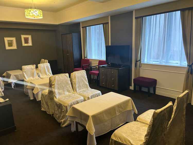 親族や友人たちの控えスペース。十五人ほど入れるようです。