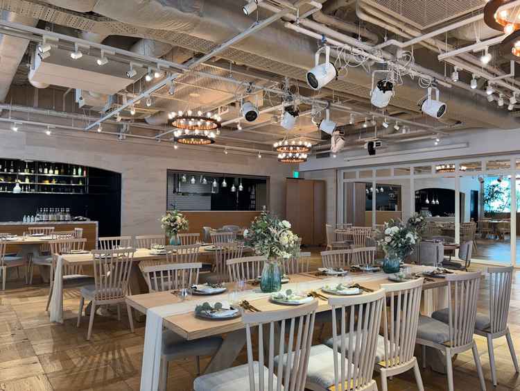 披露宴会場。自然光が入って素敵。