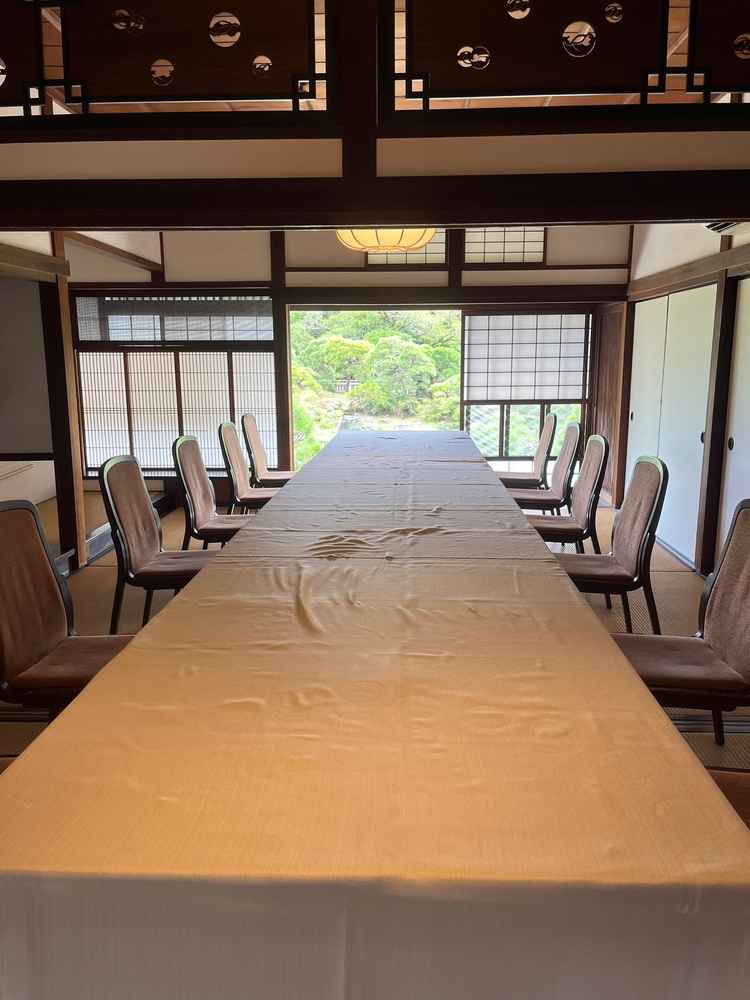 会食会場は、お殿様の部屋だった格式あるお部屋で、庭園を眺めながら食事ができ素敵でした。