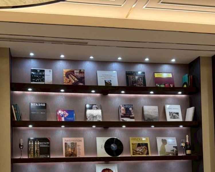 ゲスト待合室の壁の一角。小物が揃っており、持ち込みたいアイテムがない場合はこのまま使用することが可