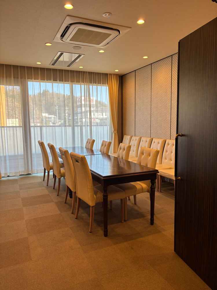 親戚控え室が新郎新婦で別々で用意されていて、緊張せず待てるのは良いと思った