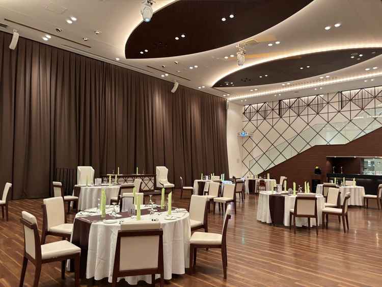 披露宴会場。落ち着いた雰囲気でシックな感じ。