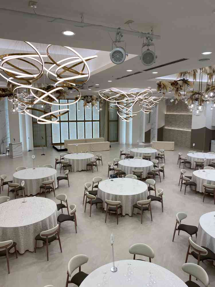 リニューアルしたばかりの披露宴会場(フィガロ)。まるで自然光のような、明るくて暖かな照明。