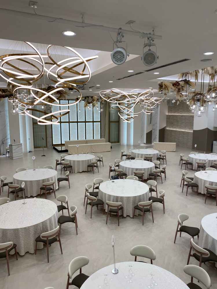 リニューアルしたばかりの披露宴会場(フィガロ)。まるで自然光のような、明るくて暖かな照明。