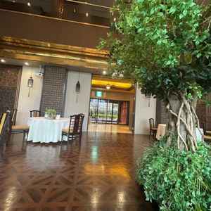 披露宴会場内に緑が多くあって堅苦しすぎずほどよい抜け感