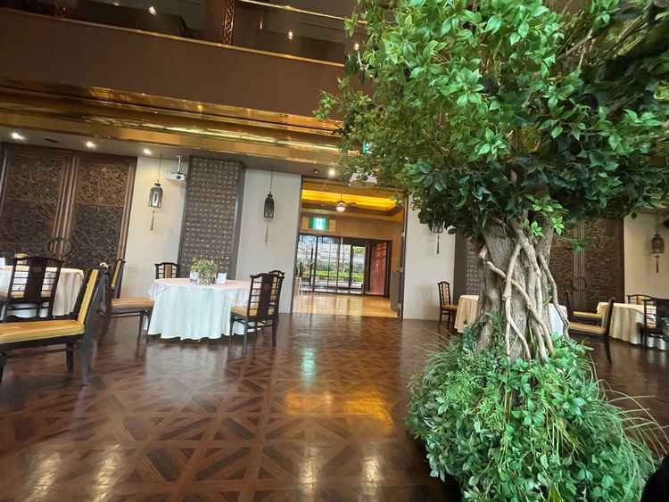 披露宴会場内に緑が多くあって堅苦しすぎずほどよい抜け感