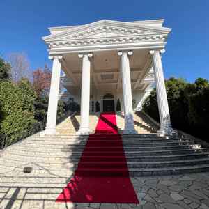 大きな階段でどの時間帯でもドレスのデザインを綺麗に見せて写真を撮ることができます。