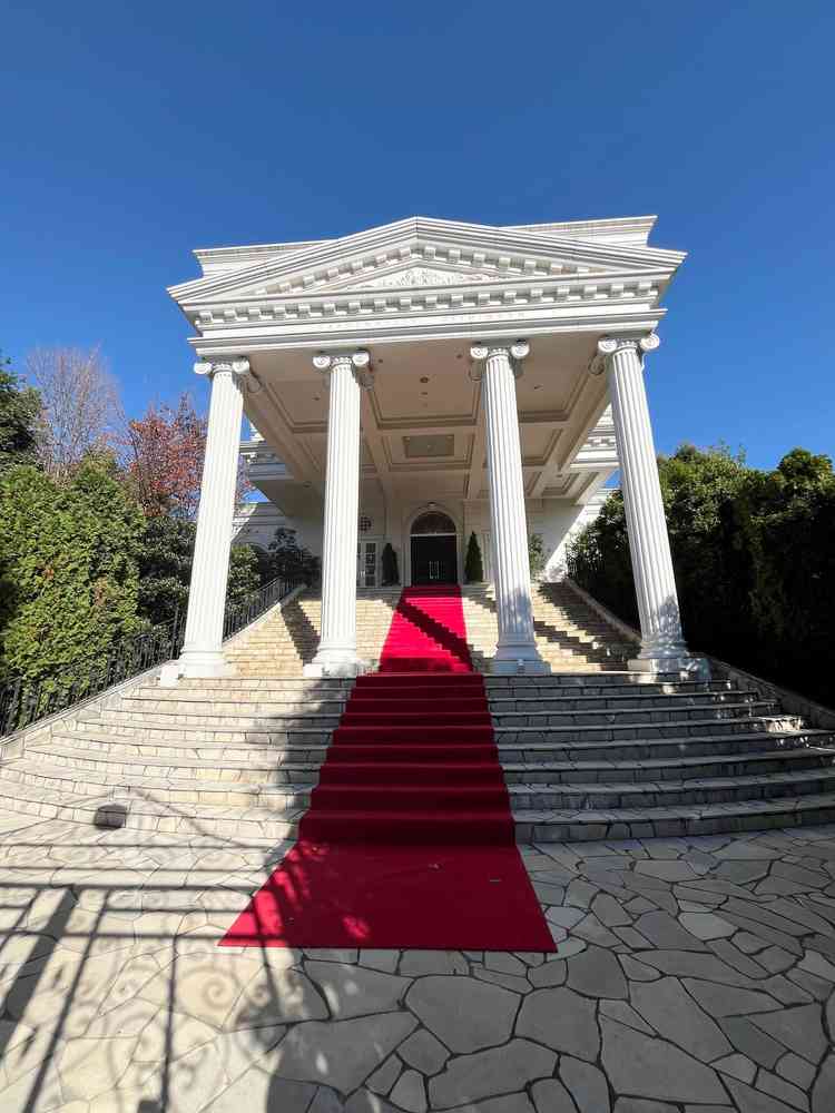 大きな階段でどの時間帯でもドレスのデザインを綺麗に見せて写真を撮ることができます。