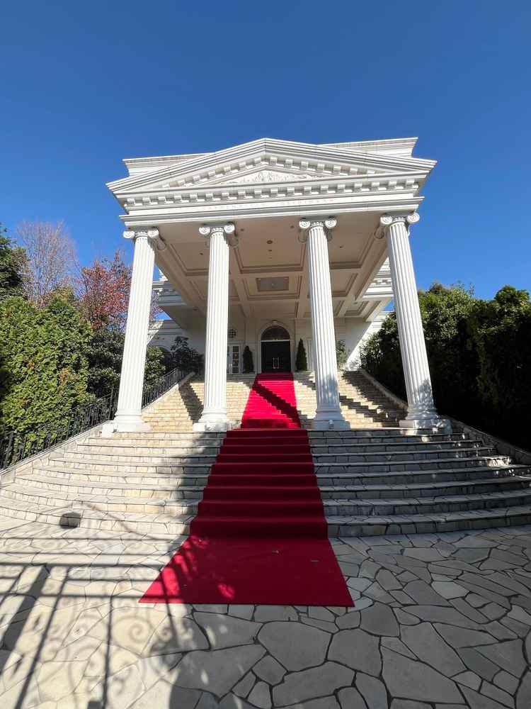 大きな階段でどの時間帯でもドレスのデザインを綺麗に見せて写真を撮ることができます。