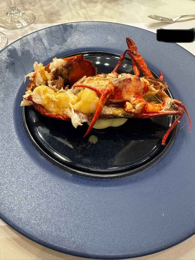 試食会でのメインのオマール海老。ソースも2種類から選べ、とても美味しかったです。