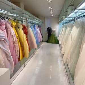 白以外のドレスもありました。