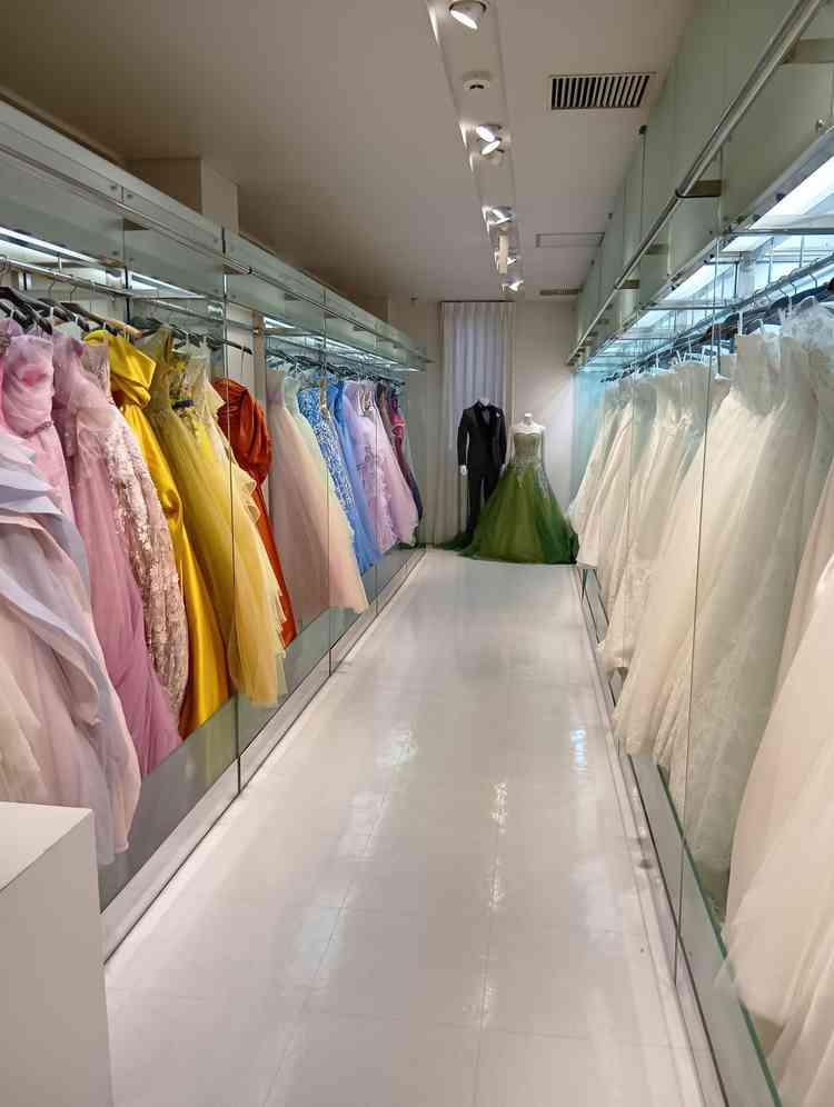 白以外のドレスもありました。