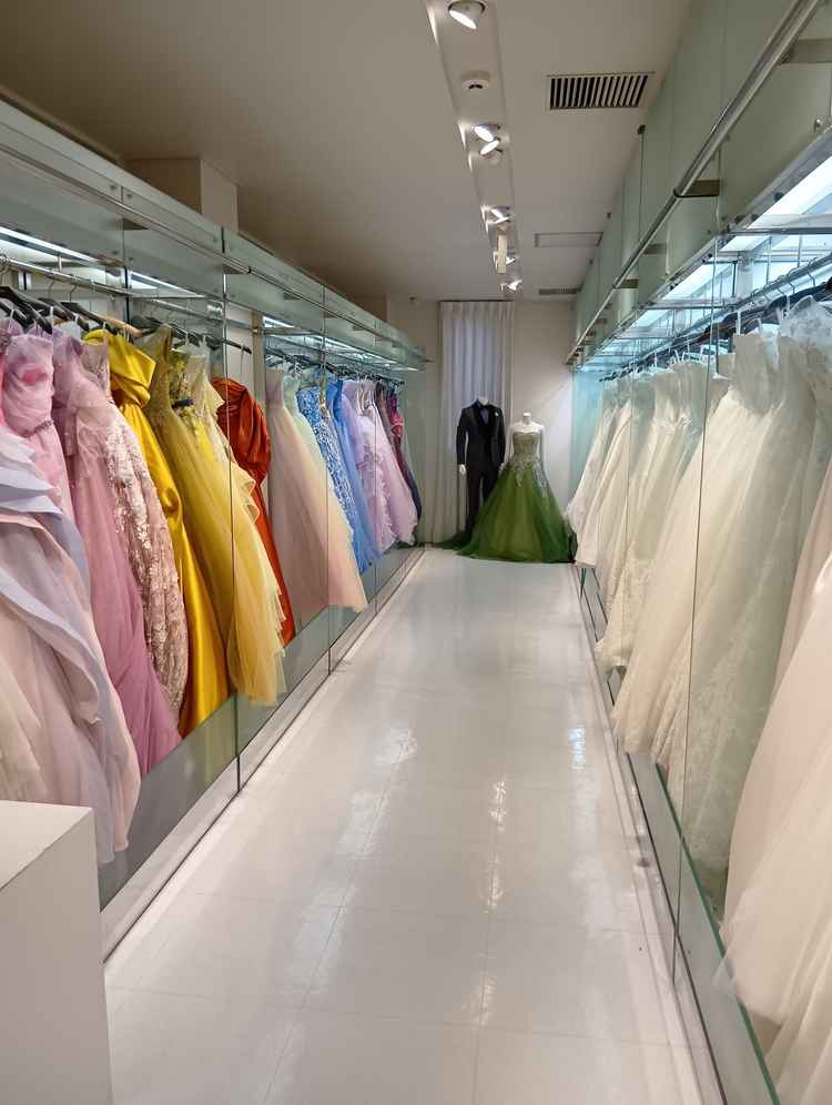 白以外のドレスもありました。