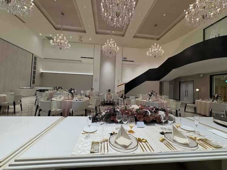 披露宴会場・グラス。高砂からの景色。入場用階段あり。天井が高く、広々とした印象。