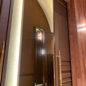 チャペル入り口の扉。スライド式のため、新郎新婦入場の立ち位置が参列者に近くなる。