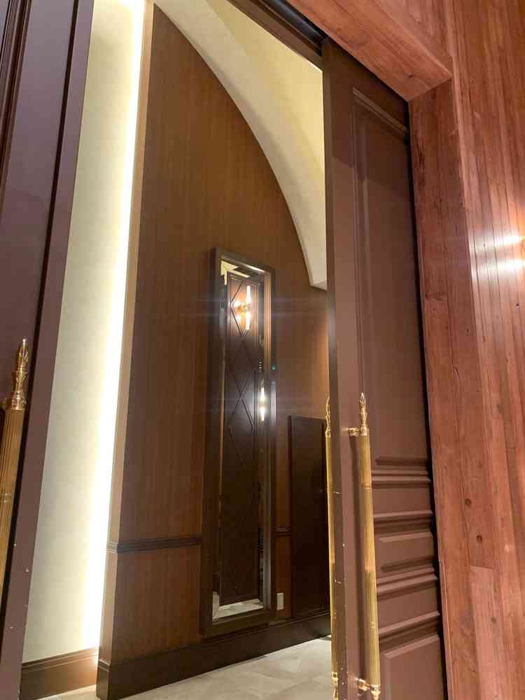チャペル入り口の扉。スライド式のため、新郎新婦入場の立ち位置が参列者に近くなる。