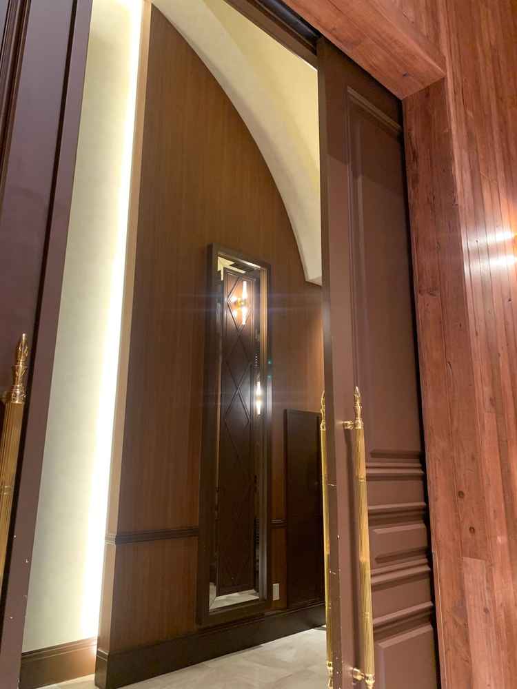 チャペル入り口の扉。スライド式のため、新郎新婦入場の立ち位置が参列者に近くなる。