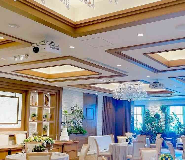 木目調の披露宴会場