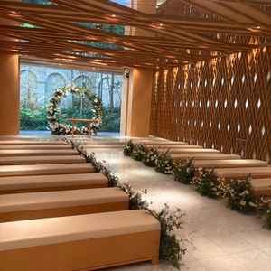 ウッド調のチャペル