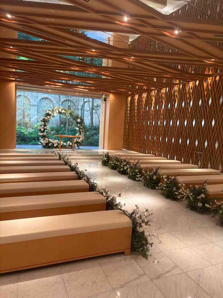 ウッド調のチャペル