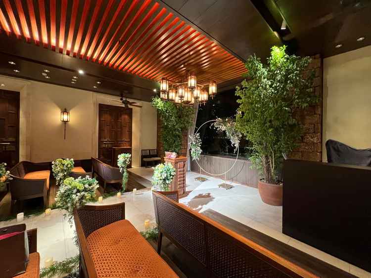 チャペル見学時暗いですが、海やガーデンが窓から見える作りになってました