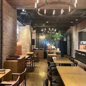 会場の様子。テーブルの配置は自由で希望があれば丸テーブルを置くこともできるらしい。