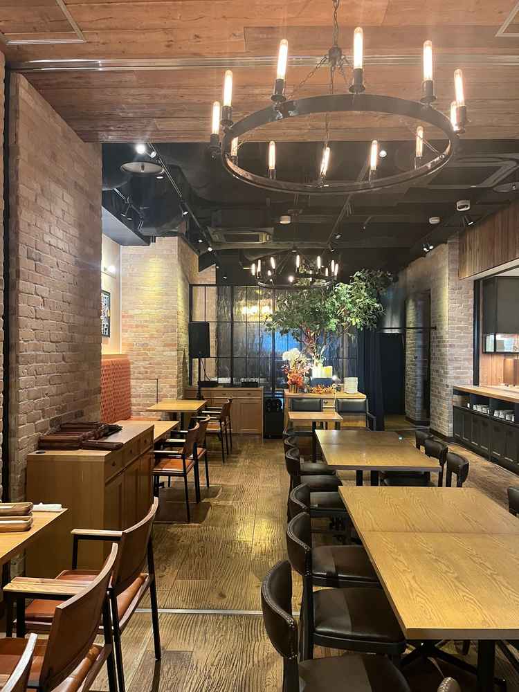 会場の様子。テーブルの配置は自由で希望があれば丸テーブルを置くこともできるらしい。