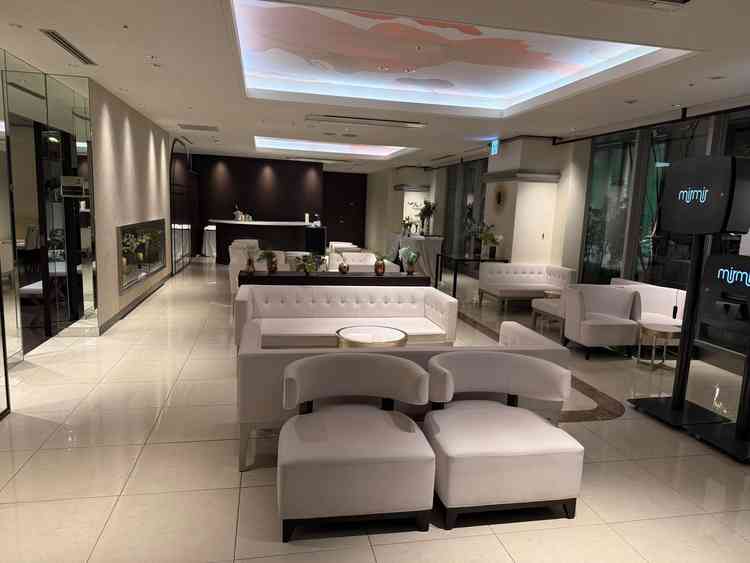 B1。受付がある本待合室。チャペル手前の部屋。少し辛かったが雰囲気は良かったです。