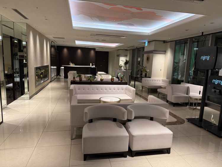 B1。受付がある本待合室。チャペル手前の部屋。少し辛かったが雰囲気は良かったです。