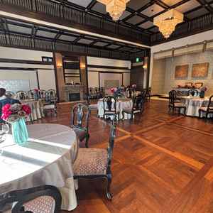 披露宴会場③こじんまり、アットホームにできそう。人力車登場が可能とのこと。