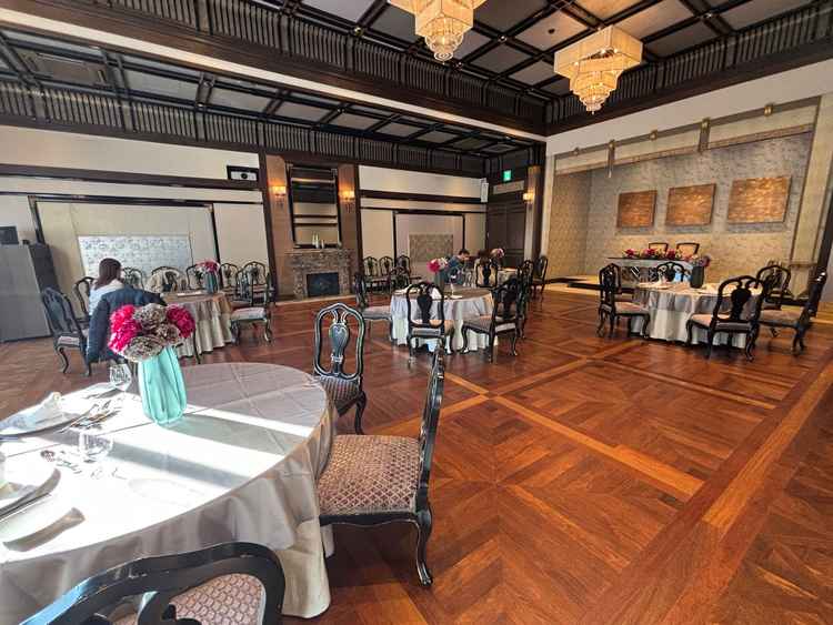 披露宴会場③こじんまり、アットホームにできそう。人力車登場が可能とのこと。