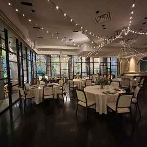 地下の披露宴会場の調光15-20%の際の雰囲気。調光15-20%で1番ベーシックなスタンバイ状況。