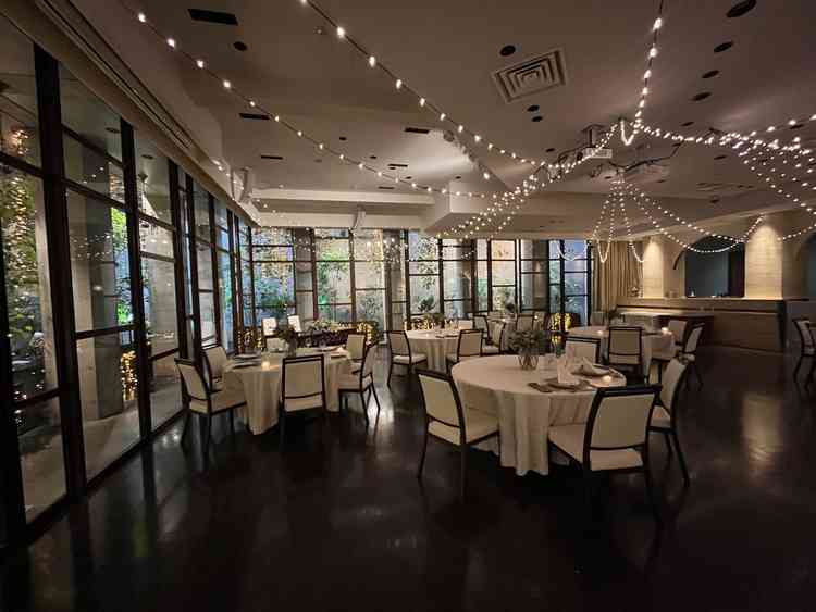 地下の披露宴会場の調光15-20%の際の雰囲気。調光15-20%で1番ベーシックなスタンバイ状況。