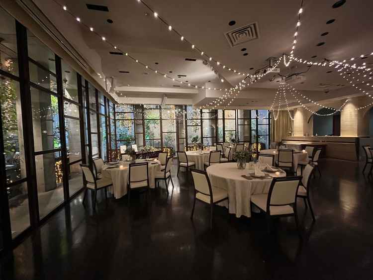 地下の披露宴会場の調光15-20%の際の雰囲気。調光15-20%で1番ベーシックなスタンバイ状況。