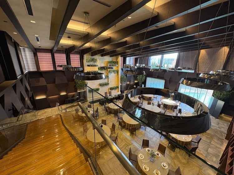 披露宴会場リーフィア。ブラウンを基調としていて、落ち着いた雰囲気で好みでした。