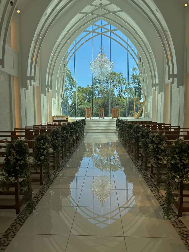 13:00頃のチャペルです。扉を開けると室内はとても明るく、床に反射する大きな窓が印象的でした。