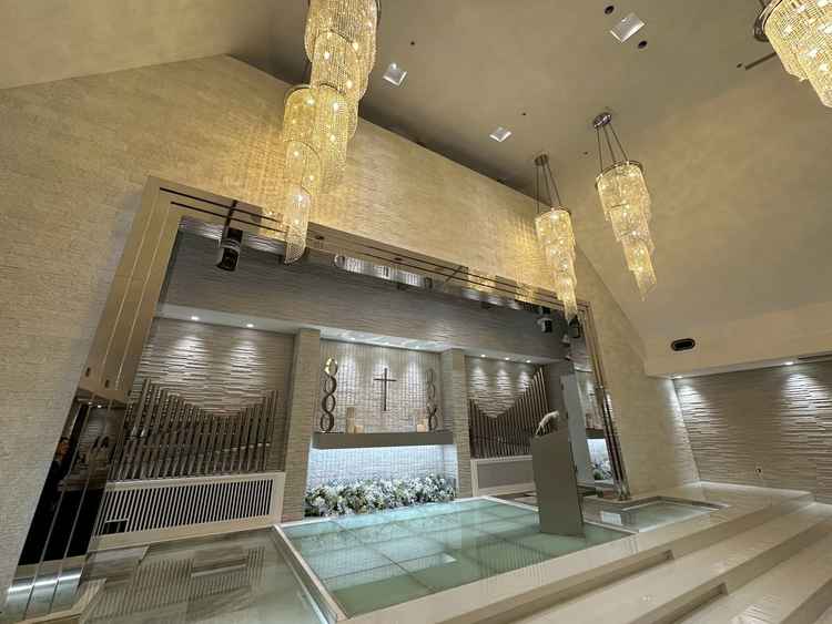 チャペルはあかりひとつで雰囲気が変わり、階段を上がると微かにキャンドルの匂いもして素敵でした