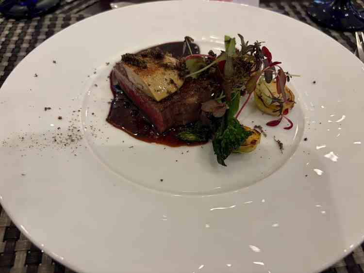 試食した牛肉とフォアグラの写真です。