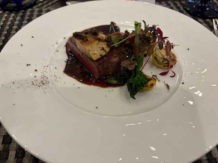 試食した牛肉とフォアグラの写真です。