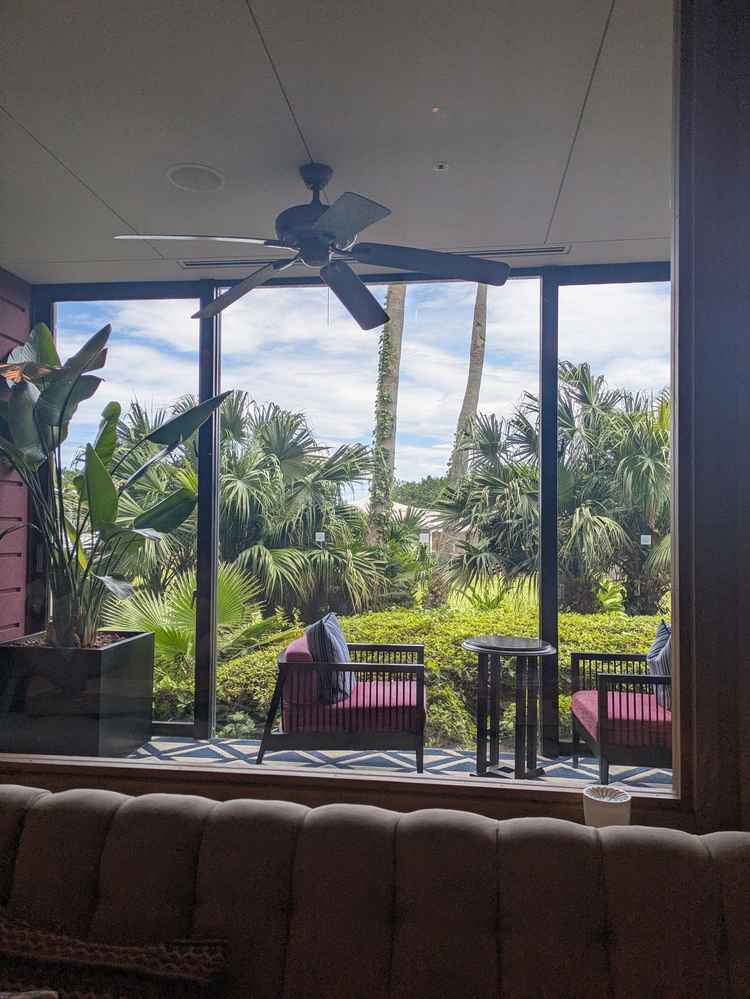 こちらはウェディング棟に繋がる通路になっております。入ったときから大きな窓があり開放的な雰囲気です。