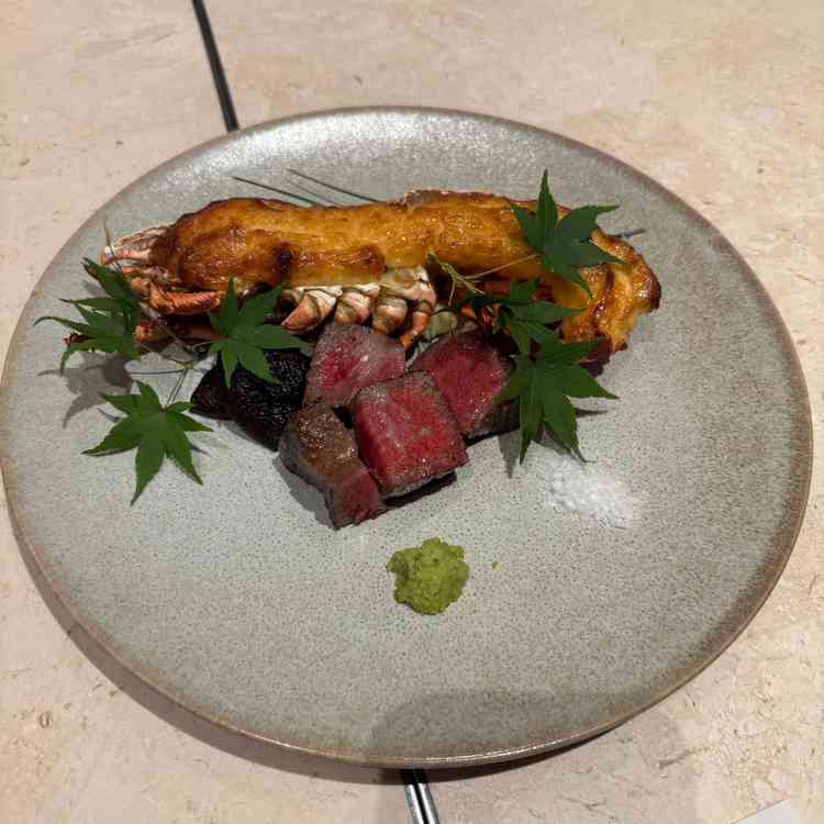 メインの海老とお肉。美味しかった。