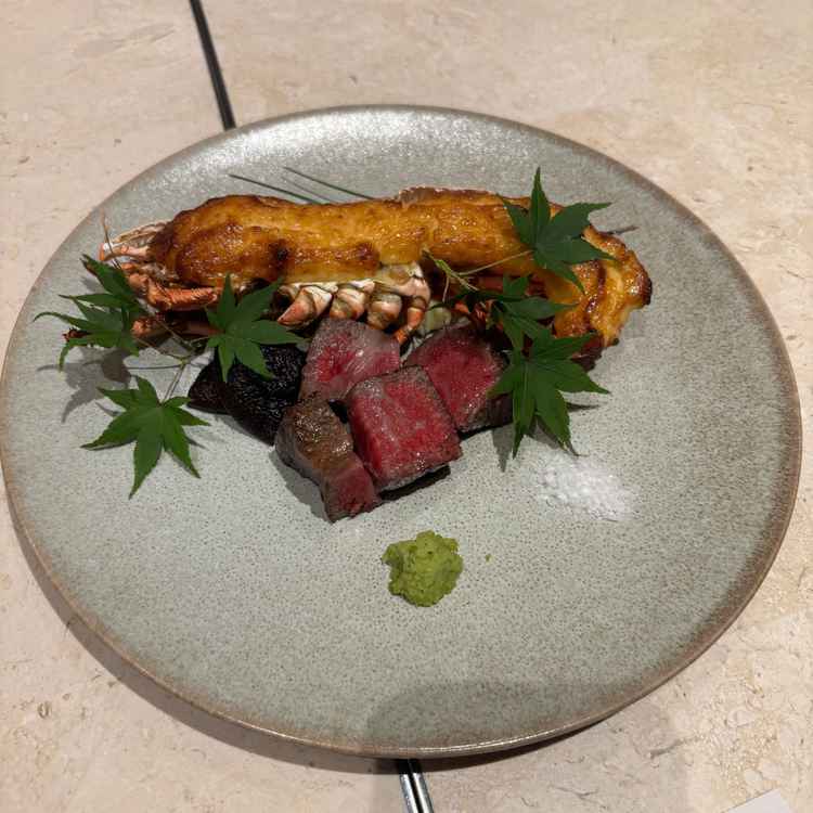 メインの海老とお肉。美味しかった。