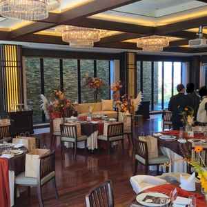 2つある披露宴会場のうちのもう1つで、こちらも和モダンな雰囲気で、ガラス面が多く自然光をよく取り込ん