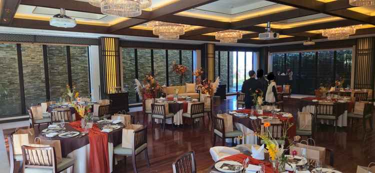 2つある披露宴会場のうちのもう1つで、こちらも和モダンな雰囲気で、ガラス面が多く自然光をよく取り込ん