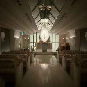 暗く閉塞感がある。80名は入ると説明を受けたが、少し窮屈さを感じる。バージンロードも短く少し寂しい。