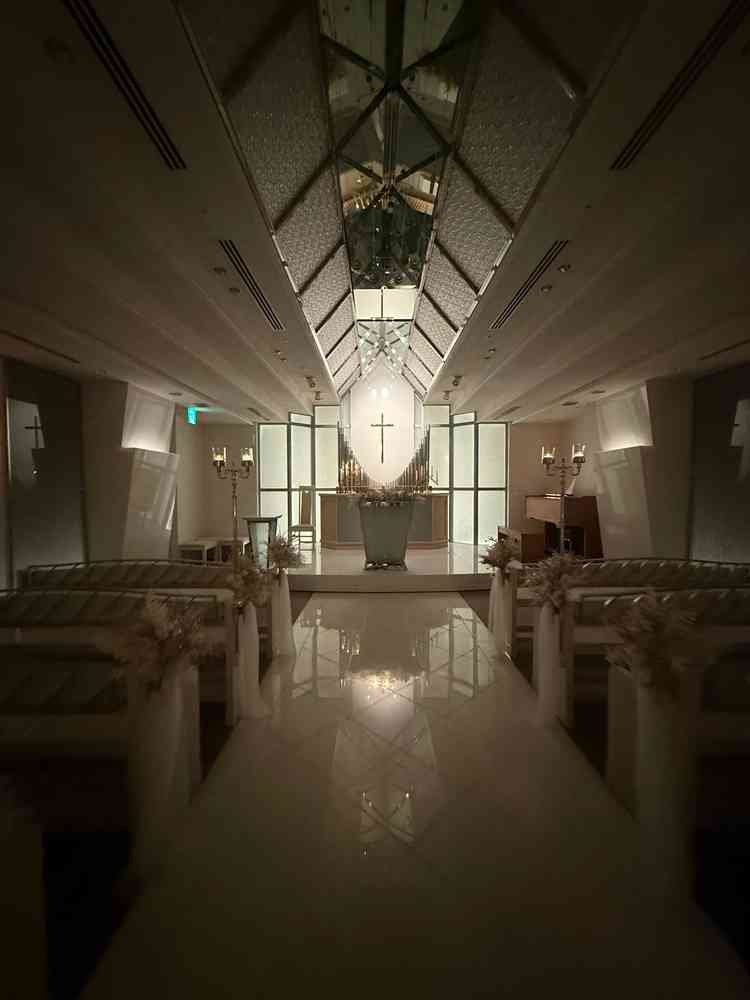 暗く閉塞感がある。80名は入ると説明を受けたが、少し窮屈さを感じる。バージンロードも短く少し寂しい。