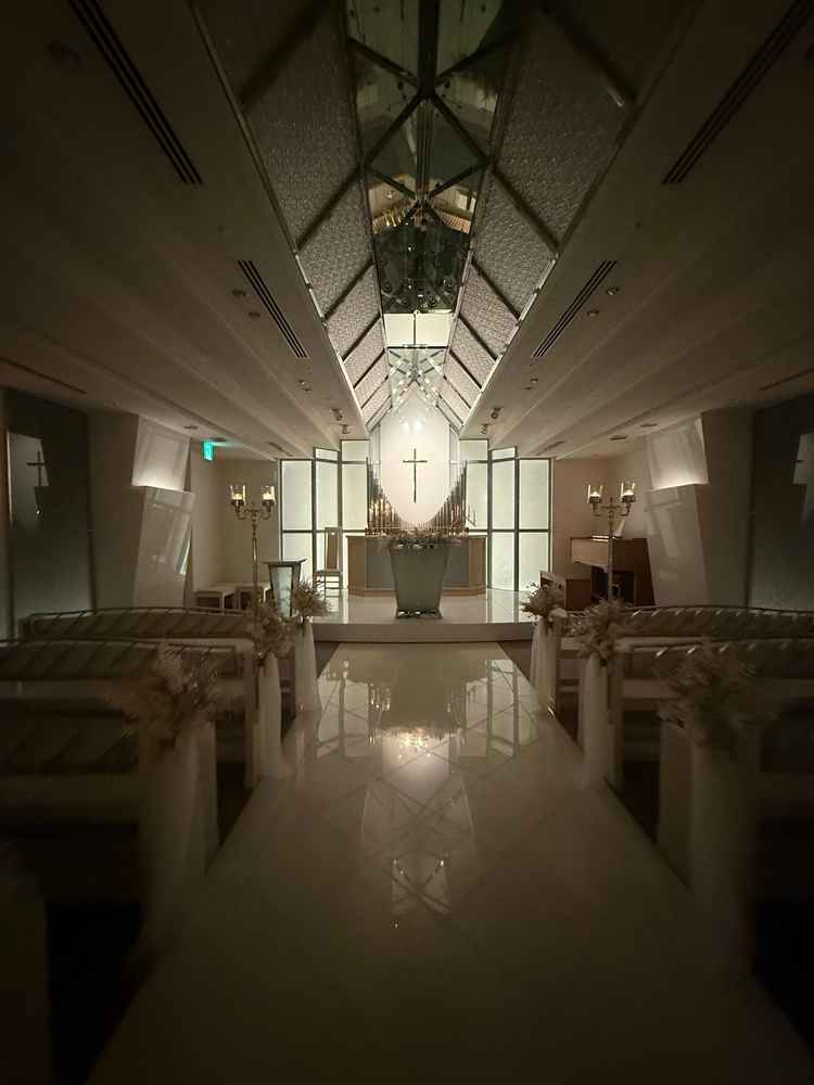 暗く閉塞感がある。80名は入ると説明を受けたが、少し窮屈さを感じる。バージンロードも短く少し寂しい。