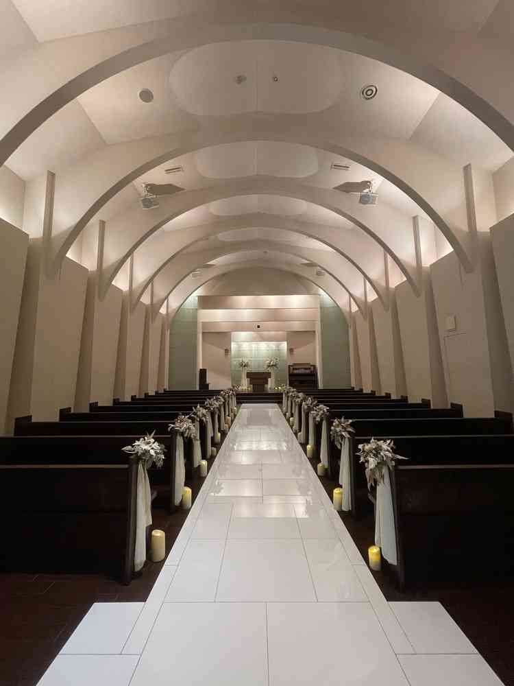 挙式会場の写真です。欧州の礼拝堂をモチーフにしているとのことで、日本にいる感じがせず海外にいるよう。